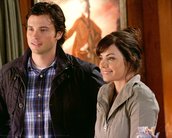 Arrowverso: Tom Welling e Erica Durance se reencontram em foto dos bastidores do crossover