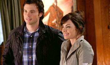 Arrowverso: Tom Welling e Erica Durance se reencontram em foto dos bastidores do crossover