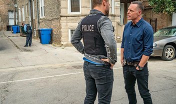 Chicago PD: rixa entre policiais no episódio 7x05 (cenas e fotos)