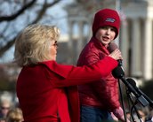 Estrela de Young Sheldon se junta à Jane Fonda em protesto