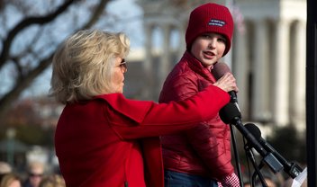 Estrela de Young Sheldon se junta à Jane Fonda em protesto