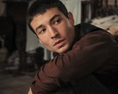 Ezra Miller é flagrado segurando uma fã pelo pescoço