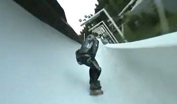 Adrenalina rolando solta: skatista desce pista de bobsled [vídeo]