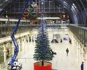 Árvore de Natal gigante é construída com 600 mil peças de LEGO na Inglaterra