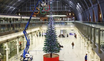 Árvore de Natal gigante é construída com 600 mil peças de LEGO na Inglaterra