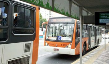 Ponto de ônibus de São Paulo mistura tecnologia e meio-ambiente