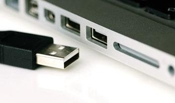 É possível conectar dois computadores usando apenas um cabo USB?