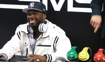 50 Cent aparece pessoalmente na CES para lançar nova linha de fones de ouvido [vídeo]