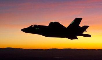 F-35 tem seu primeiro voo noturno