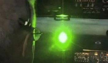 FBI cria força-tarefa para caçar quem aponta lasers para aviões e helicópteros [vídeo]