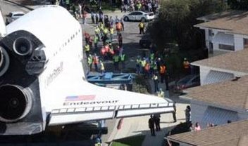 Ônibus espacial Endeavour faz um passeio por Los Angeles