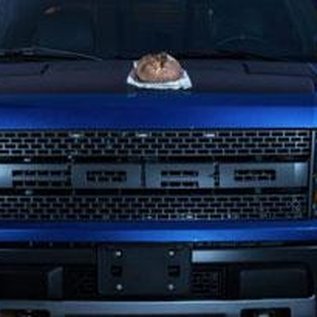 Imagem de Para provar que é o dono, executivo fotografa carros de luxo com pães