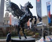 O incrível Pegasus feito com 3.500 smartphones [imagens]