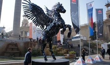 O incrível Pegasus feito com 3.500 smartphones [imagens]