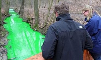 Rio amanhece com coloração verde-limão, na Alemanha