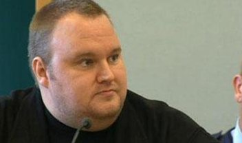 Mesmo preso, Kim Dotcom pode ir à piscina, acessar a internet e gravar um disco