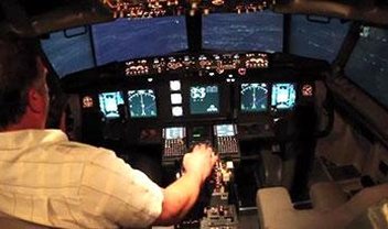 Ex-piloto americano pilota um Boeing 737 diretamente da sua garagem