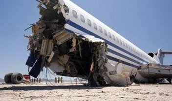 Boeing 727 é derrubado para demonstrar queda de avião de passageiros