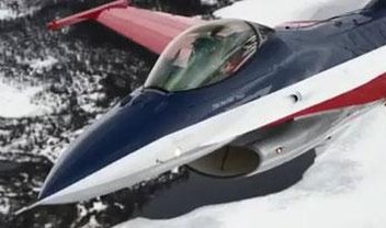 Caça F-16 encanta ao voar perto de avião cargueiro na Noruega [vídeo]