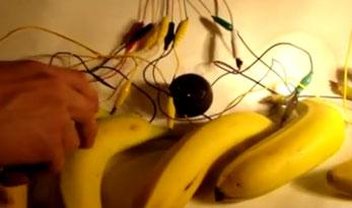 Sintetizador feito com bananas é o instrumento musical mais bizarro que você já viu [vídeo]