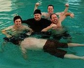 Kim Dotcom chama seguidores do Twitter para festa na piscina