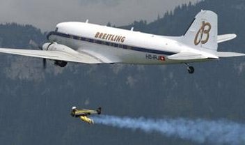 Jetman: homem voador fica lado a lado com avião [vídeo]