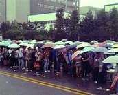 Milhares de pessoas fazem fila por emprego na Foxconn