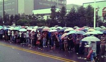 Milhares de pessoas fazem fila por emprego na Foxconn