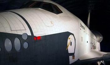 Ônibus espacial Enterprise já está em exposição no museu de Nova York