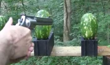 Magnum S&W .500 destrói melancias e tira a graça de Fruit Ninja [vídeo]