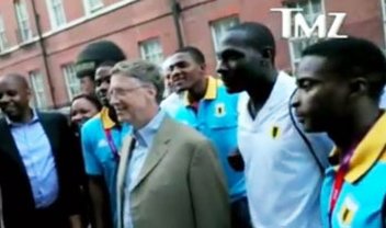 Esposa de Bill Gates impede foto que seria tirada com um iPad [vídeo]