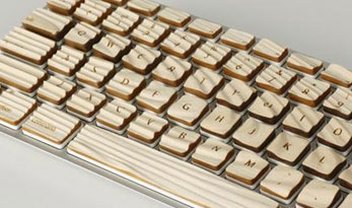 Que tal esse teclado de madeira para combinar com a sua escrivaninha?