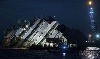 Engenheiros tentam resgatar o cruzeiro Costa Concordia, que tombou em 2012