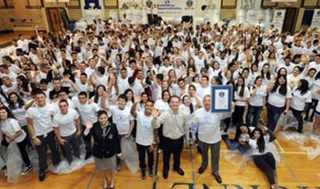 Estudantes detonam metros de plástico-bolha e entram para o Guinness Book