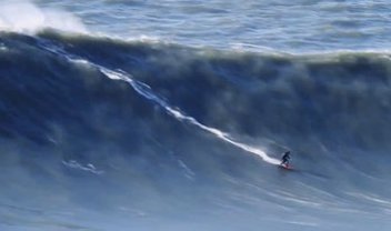 Surfista pega onda de 30 metros de altura e quebra o próprio recorde