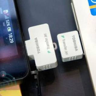 Imagem de Toshiba finalmente revela seu dispositivo de transmissão TransferJet