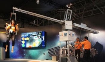 CEATEC 2013 tem stand com simulador de gravidade lunar