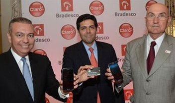 Claro e Bradesco lançam cartão de débito especialmente para smartphones