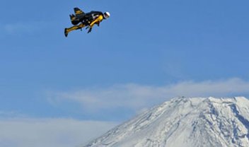 Piloto circula Monte Fuji com seu jetpack