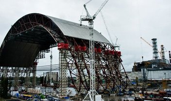 Gigantesco arco de aço cobrirá o reator 4 de Chernobyl por mais 100 anos