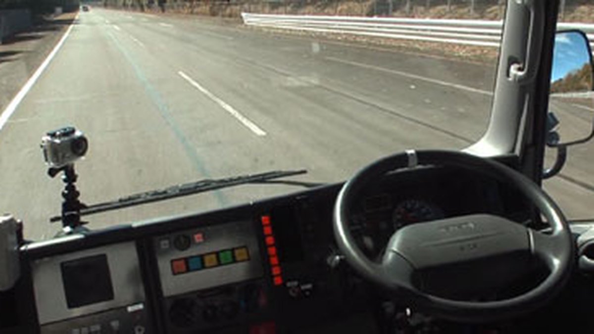Japão faz teste com comboio de caminhões controlados por computador [vídeo]  - TecMundo