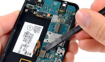 Site desmonta o Blackberry Z10 e mostra o interior do aparelho