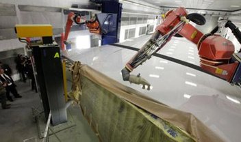 Veja os robôs super-rápidos da Boeing pintando um 777