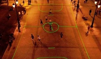 Campanha da Nike utiliza projetores para criar um campo de futebol virtual