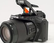 A Olympus SP-100 é uma câmera com superzoom e mira red dot