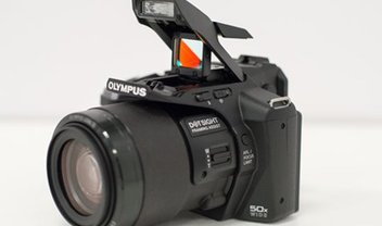 A Olympus SP-100 é uma câmera com superzoom e mira red dot