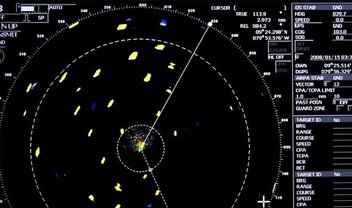 Como é feito o monitoramento das aeronaves durante os voos?