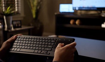 Teclado Logitech K830 tem iluminação que se ajusta conforme o ambiente