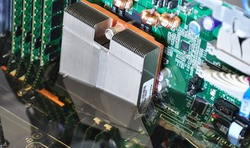 Intel trabalha em sistema de refrigeração por imersão total de computadores