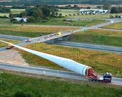 Lâmina de turbina eólica de 83 metros é transportada por caminhões